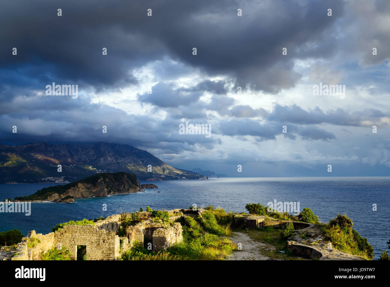 Panorama-Landschaft von Budva Riviera von Morgen Festung Ruinen in Montenegro. Fantastische Aussicht auf den bewölkten Himmel. Dramatische Morgen Szene. Balkan, Ad Stockfoto