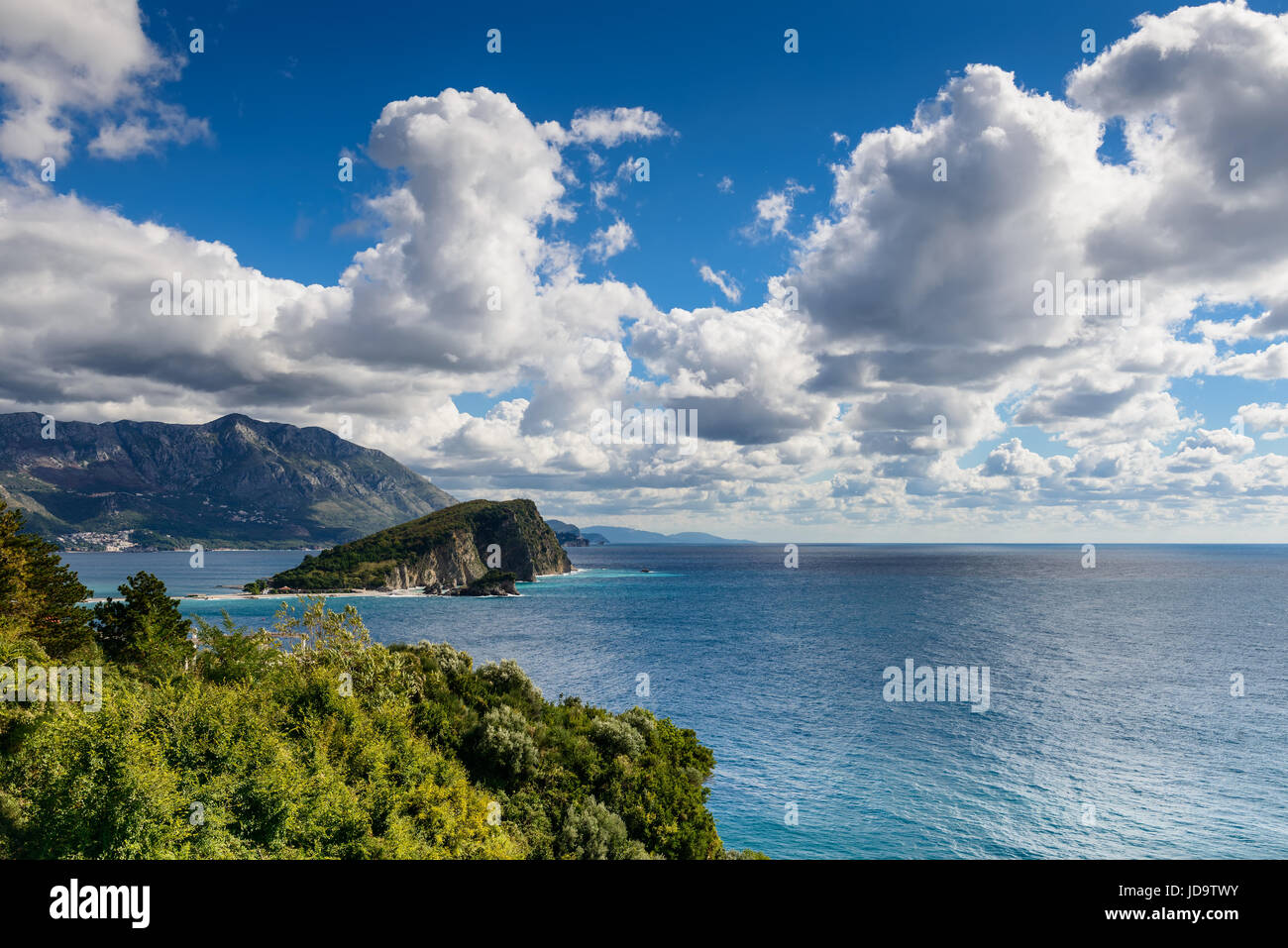 Panorama-Landschaft der Riviera von Budva in Montenegro. Fantastische Aussicht auf den bewölkten Himmel. Dramatische Morgen Szene. Balkan, Adria, Europa Stockfoto