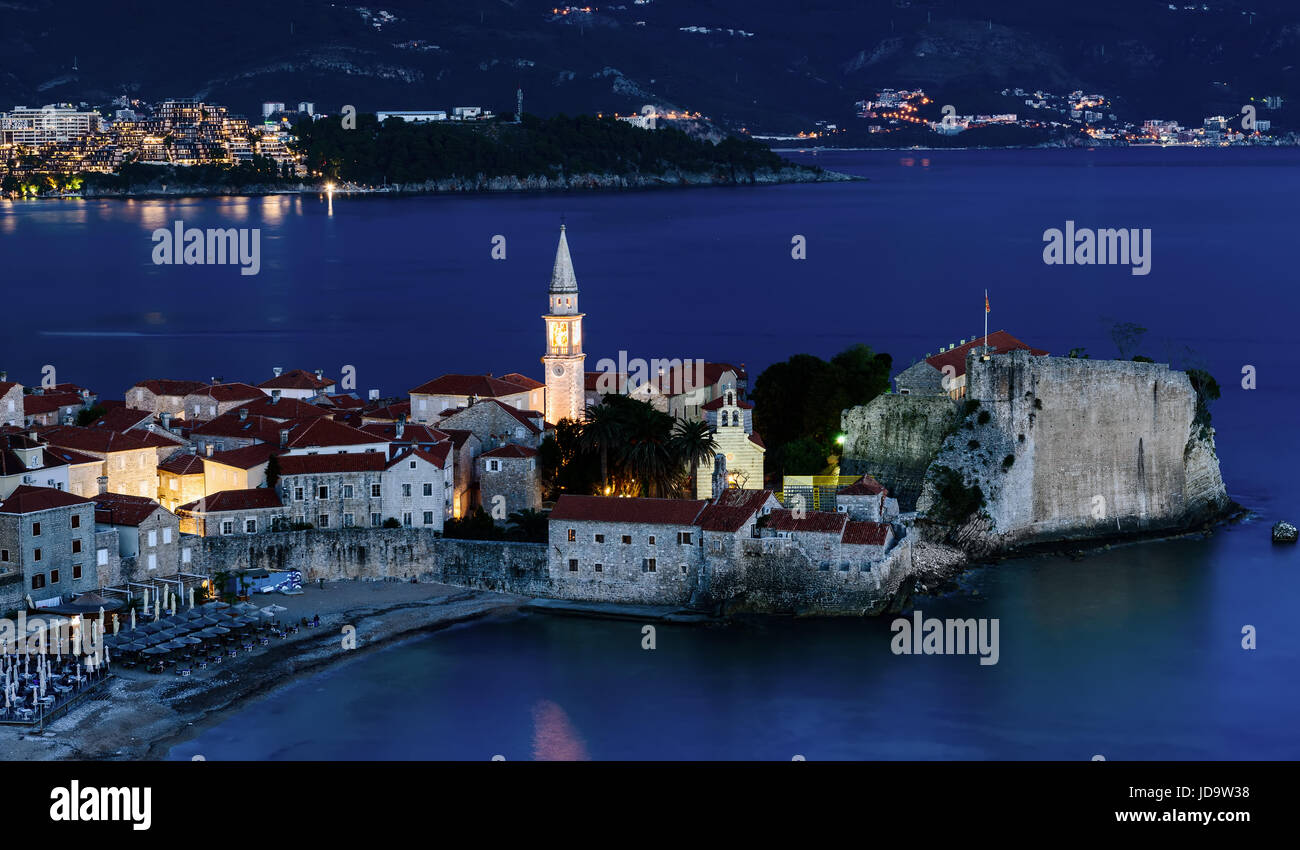 Nacht in Budva, Montenegro. Die Altstadt, die Aussicht vom Berg Stockfoto