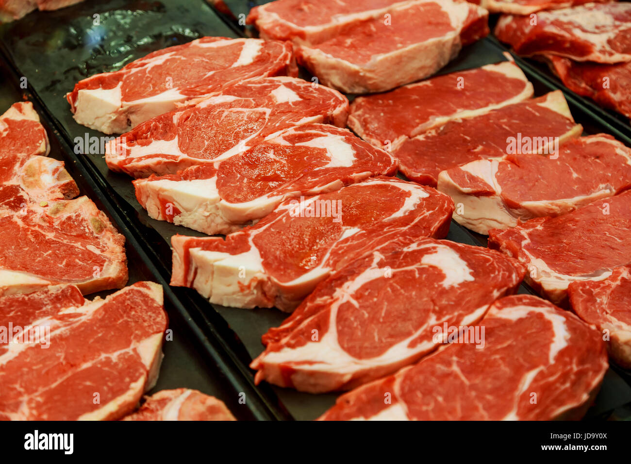 Auswahl an verschiedenen Schnitten frisches rohes, rotes Fleisch im ...
