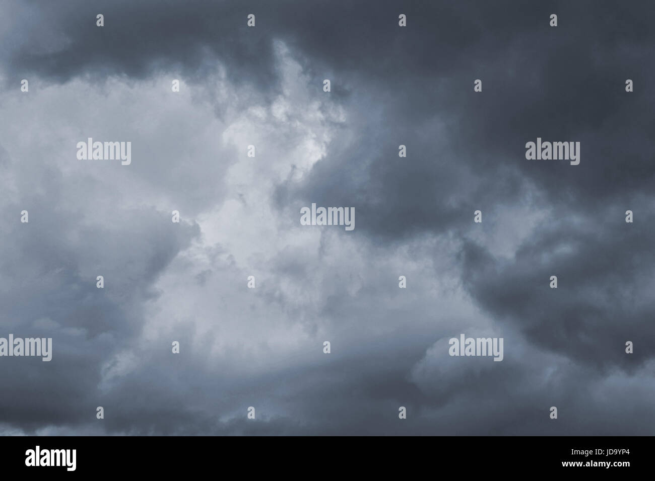 Dunkler Himmel mit Wolken, dramatische schwarze Wolke und Gewitter Stockfoto