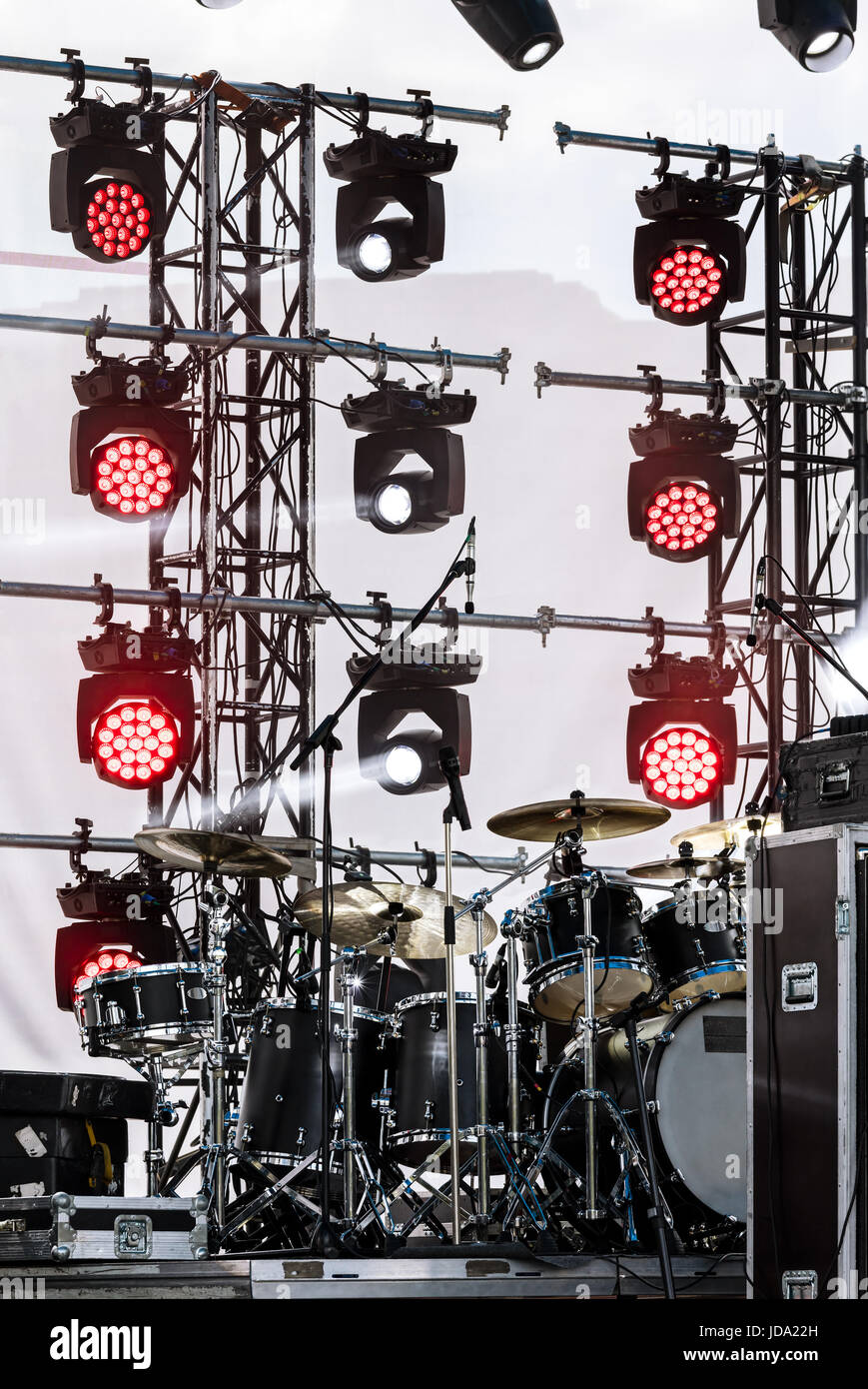 Drumset auf der Outdoor-Bühne. professionelle vor Ort Blitz Ausrüstung für Beleuchtung. Stockfoto