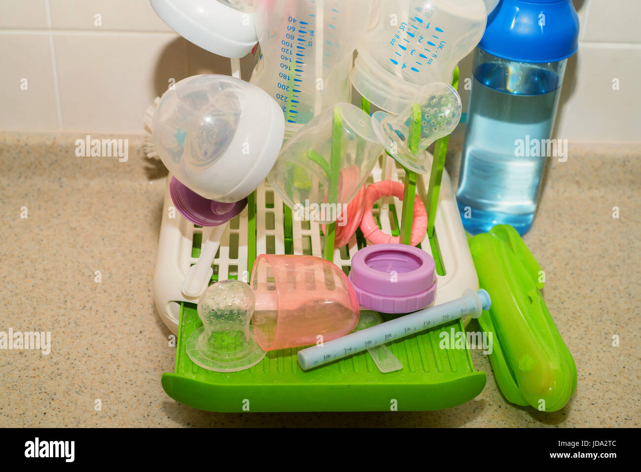 Schließen Sie sich bunte Babyflaschen Trocknen auf weißen  Kunststoff-Ständer Stockfotografie - Alamy
