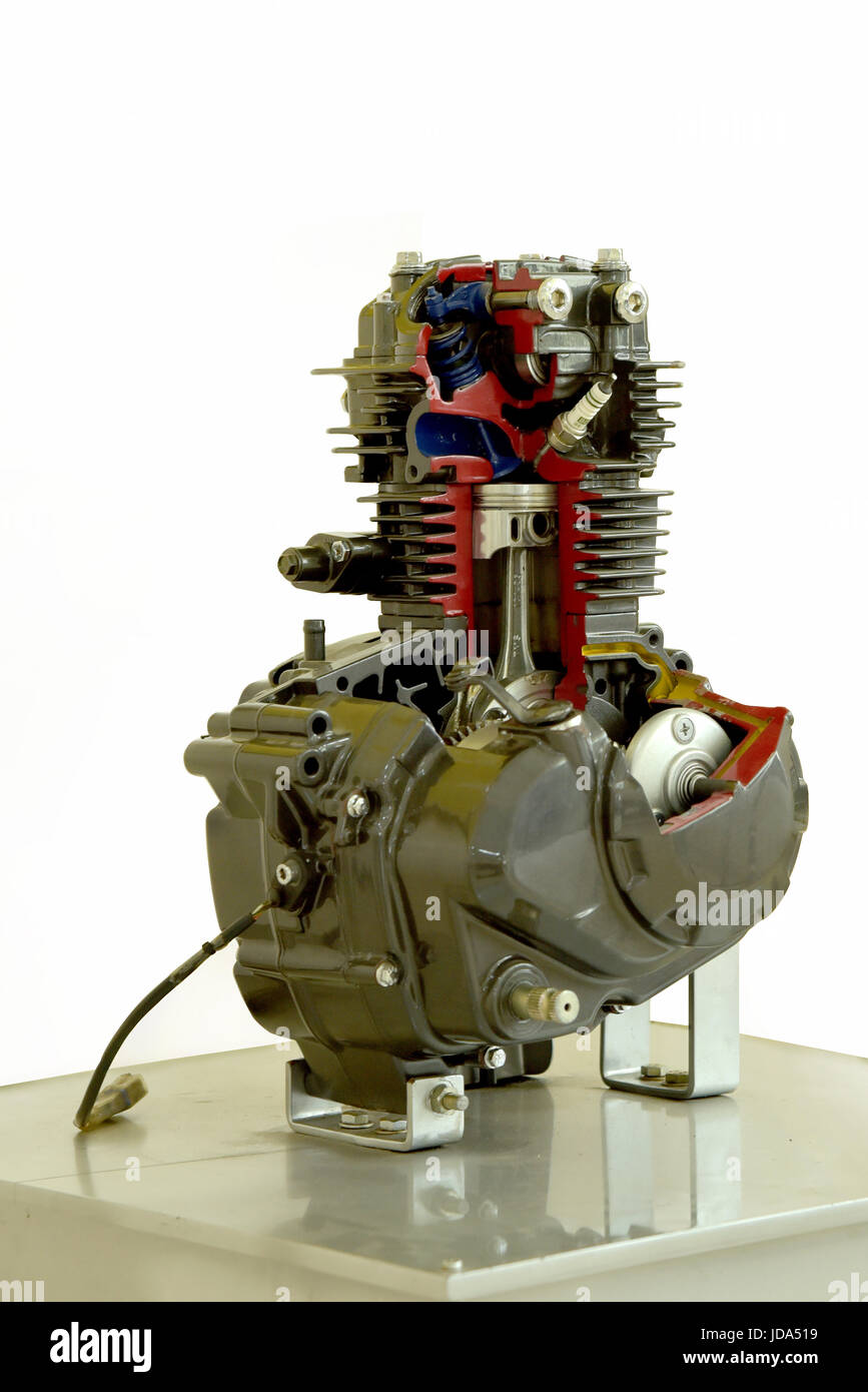 Eine elektronische Working Model eines Motor Bike-Motors auf einen Tisch gestellt. Weißem Hintergrund Stockfoto