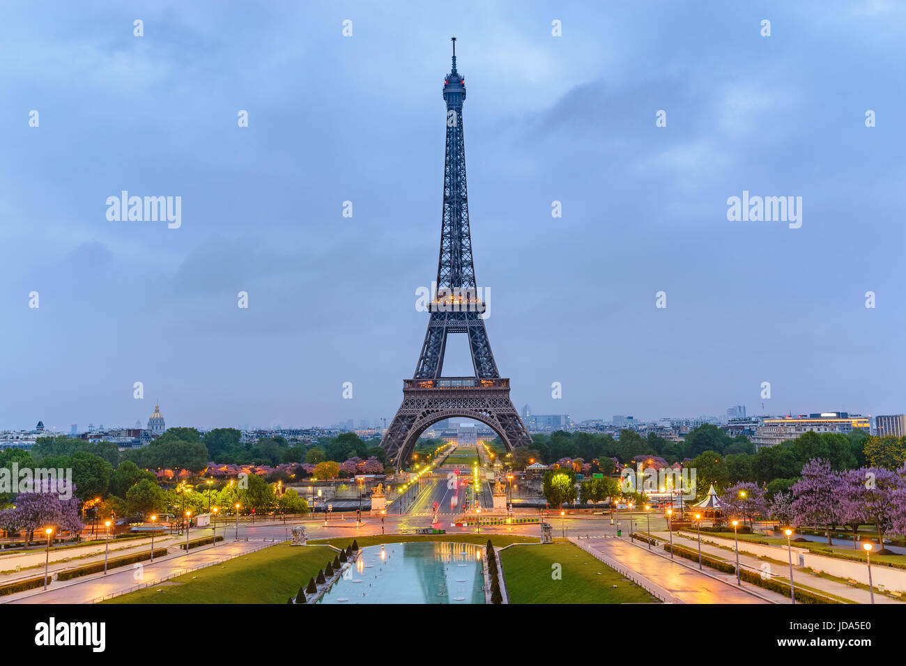 Skyline von Paris mit Eiffelturm Trocadero Garden bei Sonnenaufgang, Paris, Frankreich Stockfoto