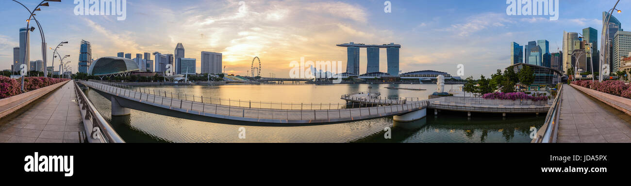 Singapur, Singapur: Juni 3,2016: Panoramablick über die Skyline von Singapur bei Sonnenaufgang am Marina Bay und Merlion Park, Singapur Stockfoto