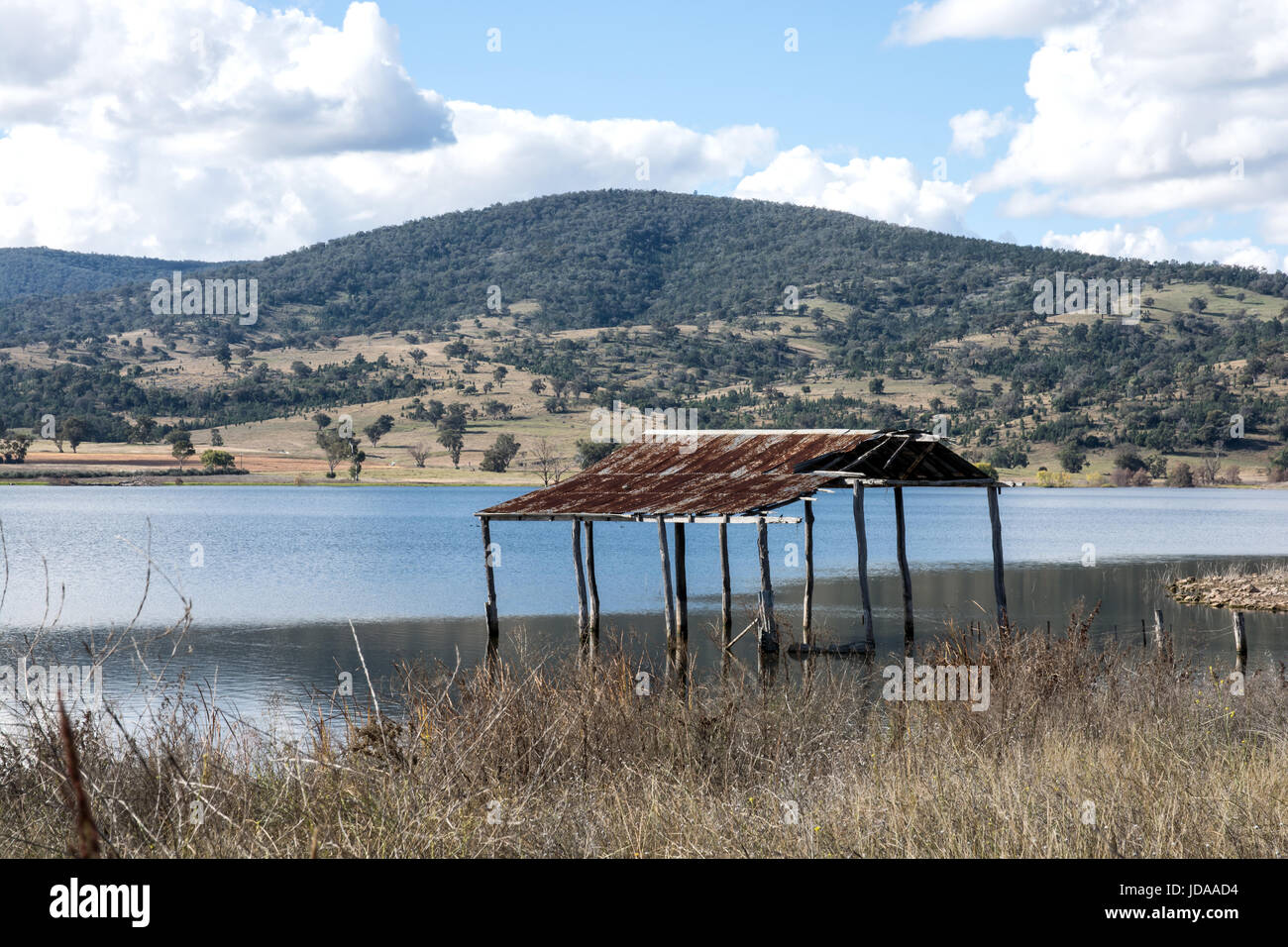 Alten Bauernhof Schuppen untergetaucht teilweise nach den neuen Quipolly Damm im Jahr 1955 gebaut wurde. Stockfoto