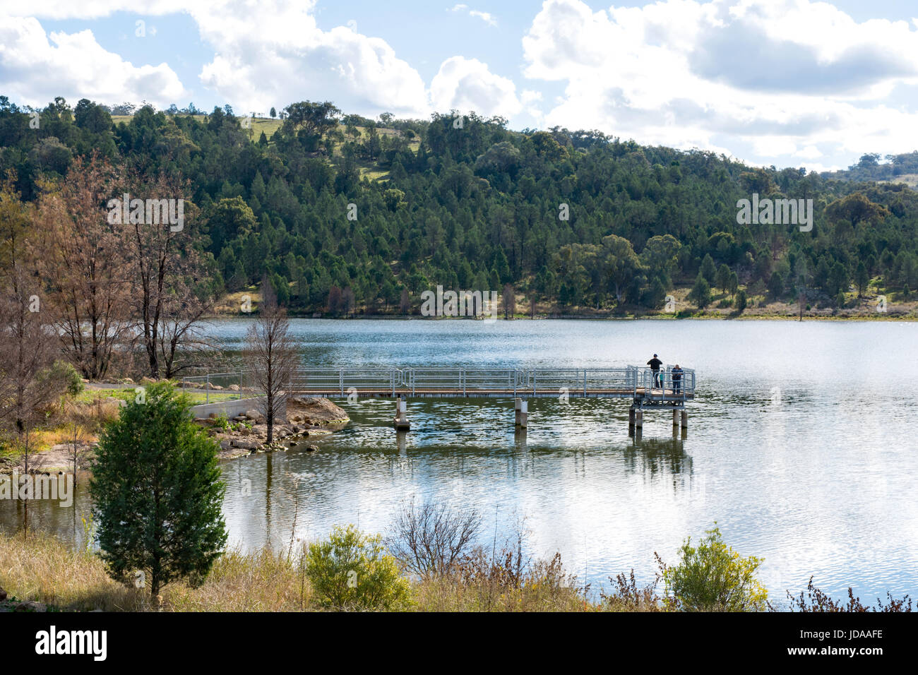 Angeln-Plattform und Pier am Quipolly Damm in der Nähe von Werris Creek NSW Australia. Stockfoto