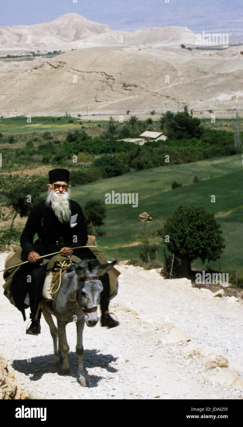 Eine Orthodoxe preist Reiten sein Esel zum Kloster in der Judäischen Wüste. Stockfoto