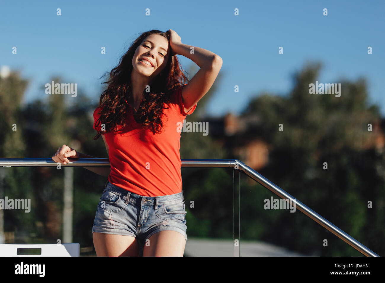 Sommer Sonne Lifestyle Mode Portrait junge Frau posiert in der Stadt Stockfoto