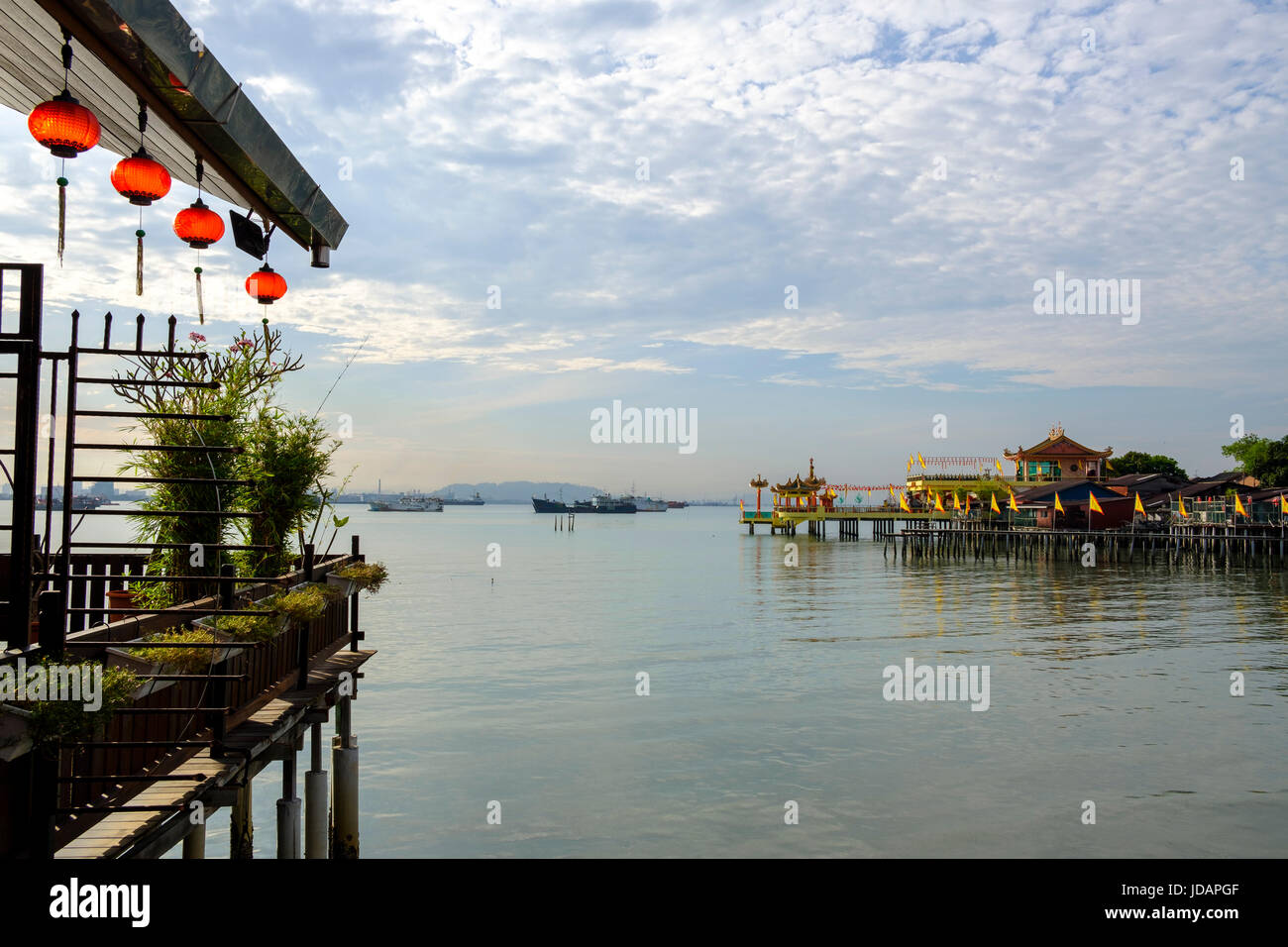 Hean Boo Tempel und Häuser auf Stelzen von gemischten Clan Jetty, eines der sechs chinesischen Clan Molen von Penang, George Town, Pulau Pinang, Malaysia gesehen. Stockfoto
