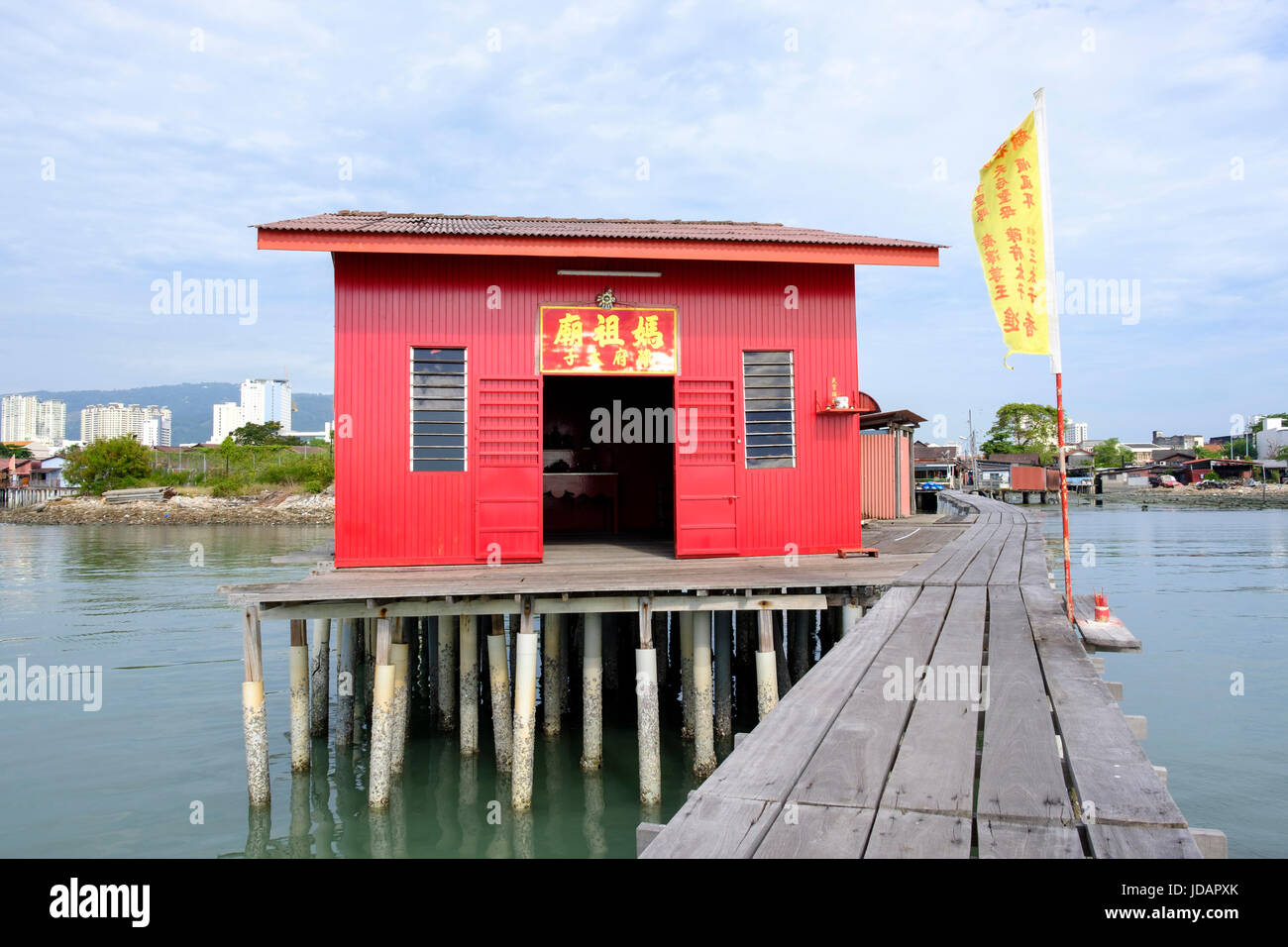 Eine kleine betende Hütte auf der Promenade von Tan Jetty, eines der sechs chinesischen Clan Molen Penang, Pulau Pinang, Malaysia. Stockfoto