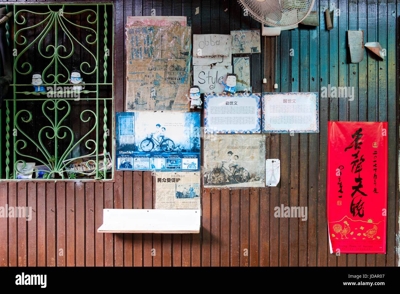Plakate auf eine Hausfront am Kauen Steg, eines der sechs chinesischen Clan Molen Penang, Pulau Pinang, Malaysia. Stockfoto