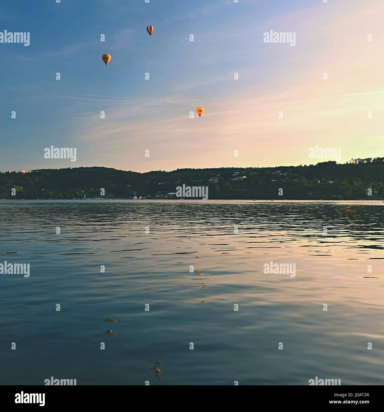 Schöne bunte Heißluftballon fliegt bei Sonnenuntergang. Brünner Stausee - Tschechische Republik. Stockfoto