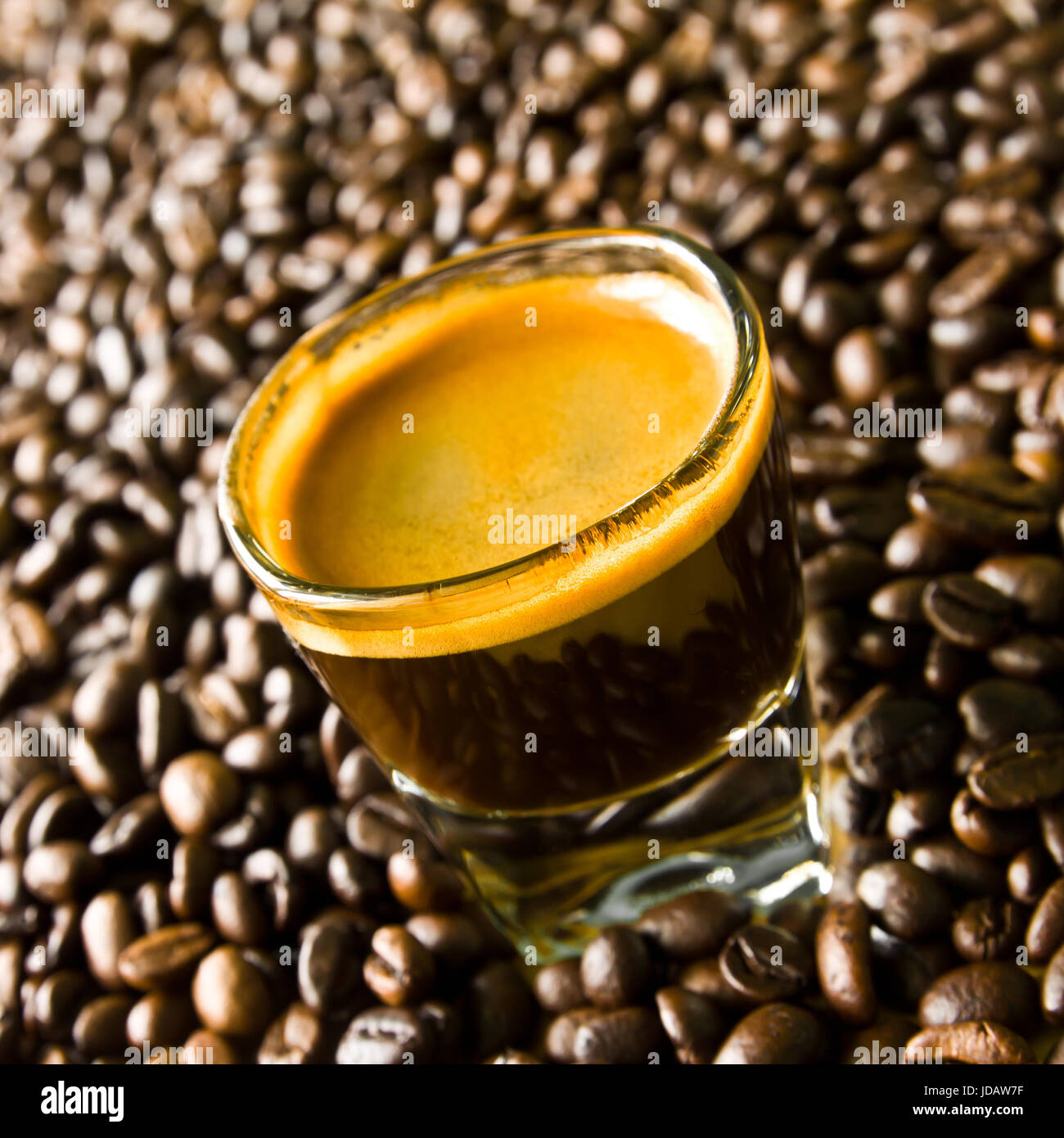 Ein Schuss Espresso auf Kaffeebohne Stockfoto