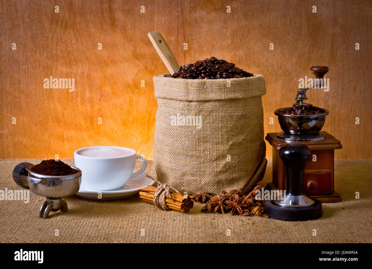 Satz von Kaffee, Kaffee, gemahlener Kaffee im Siebträger, Zimt, Sternanis, Sabotage- und Kaffeemühle Stockfoto