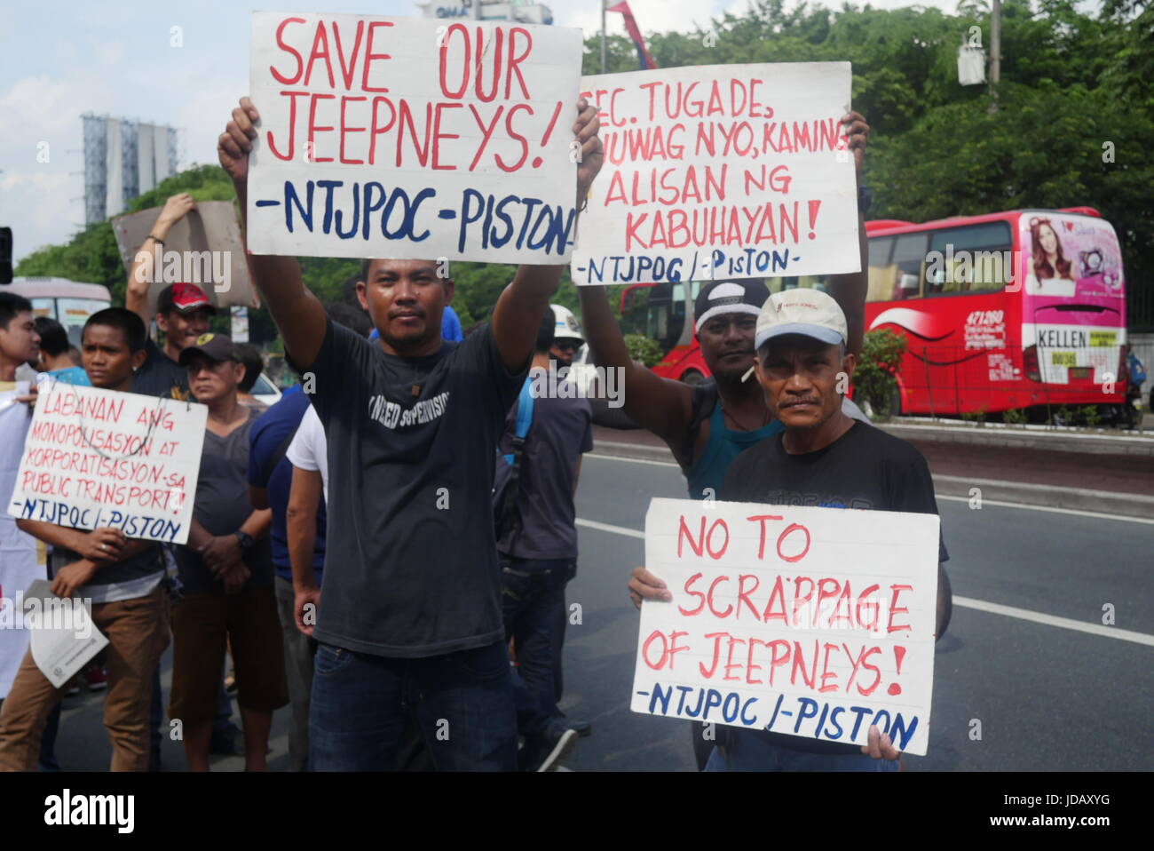 Quezon City, Philippinen. 19. Juni 2017. Plakate Fragen Sekretär Tugade, nicht ihr einziges Einkommen generieren entfernen arbeiten die Verwendung von öffentlichen Jeepneys. Bildnachweis: George Buid/Pacific Press/Alamy Live-Nachrichten Stockfoto