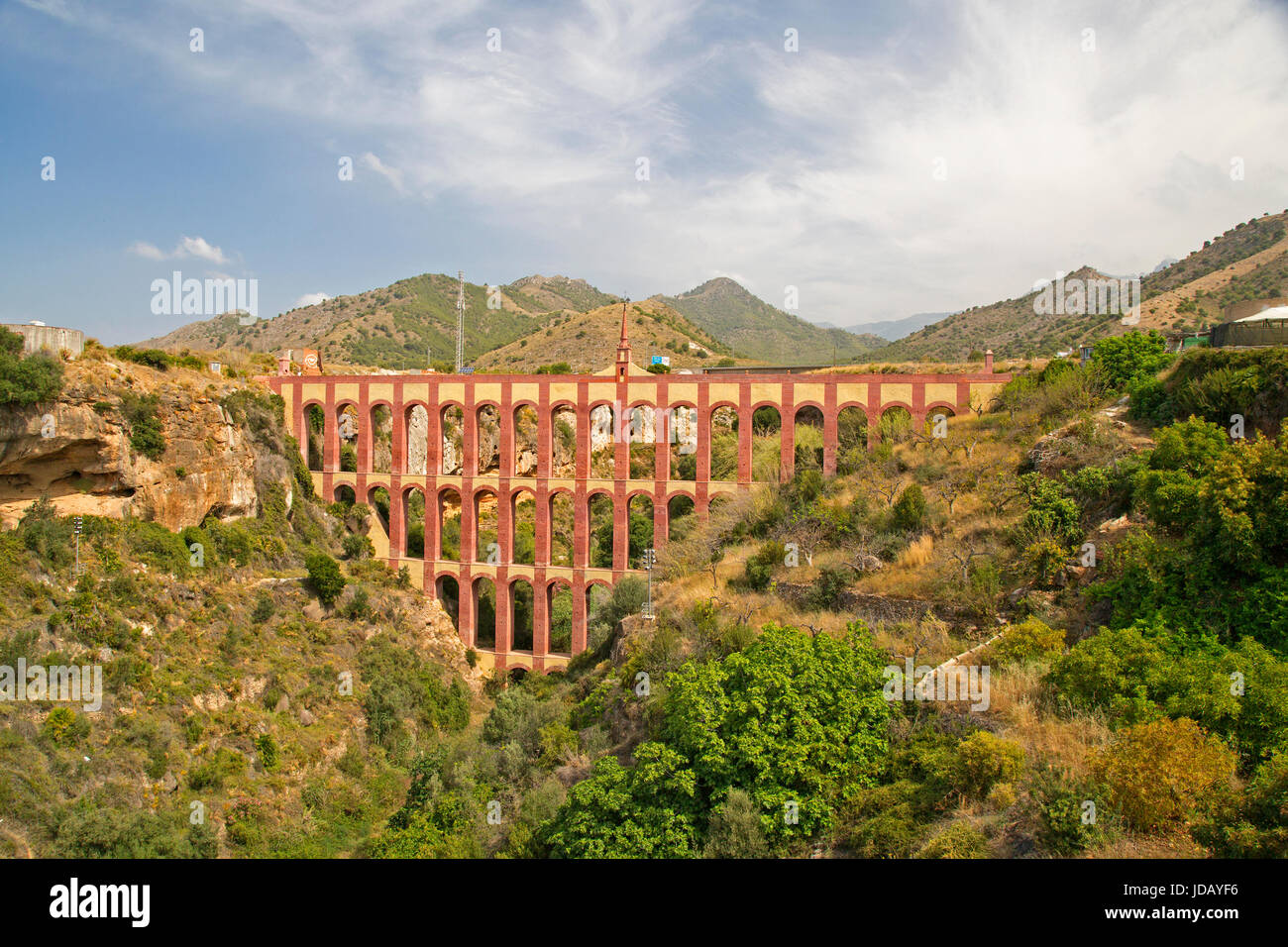 Die Acueducto del Aguila (Eagle Aquädukt) in Nerja, Spanien. Spanisch 19. Jahrhundert Aquädukt. Stockfoto