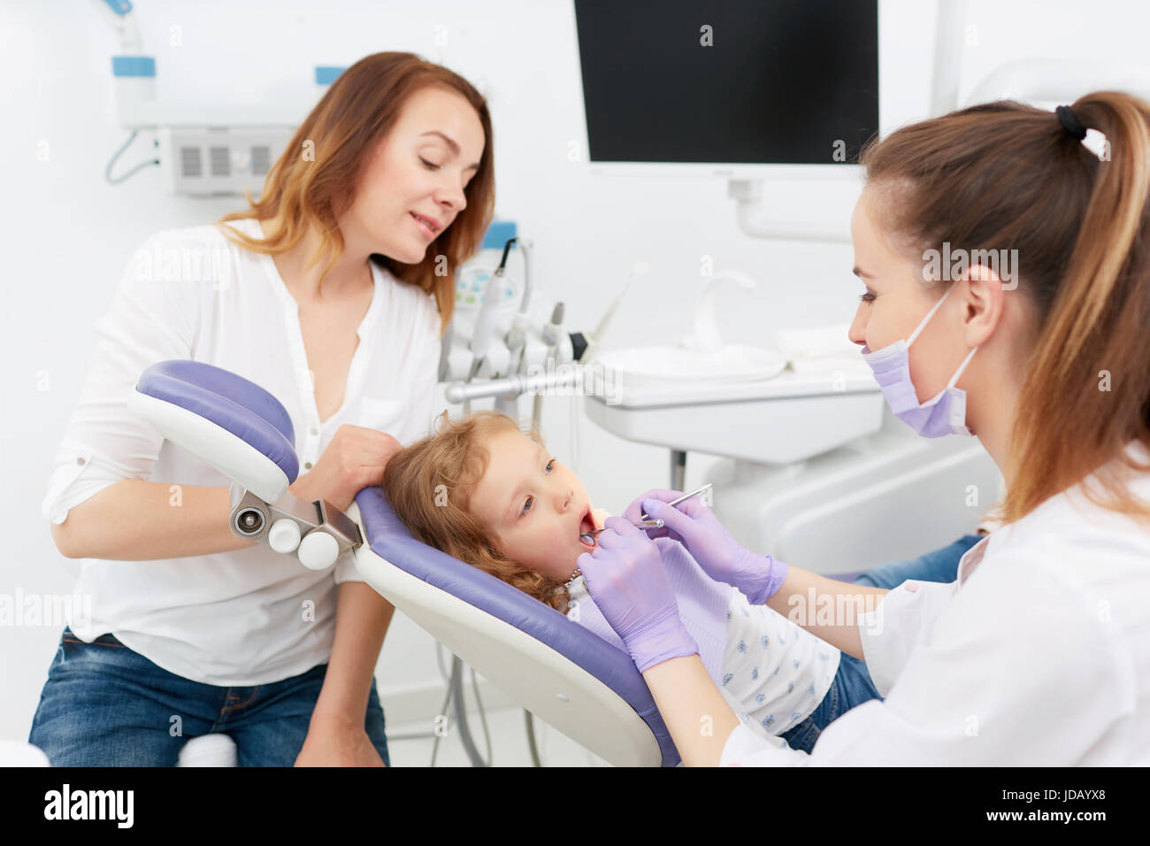 Zahnärzte machen Behandlung für kleine Mädchen Stockfoto