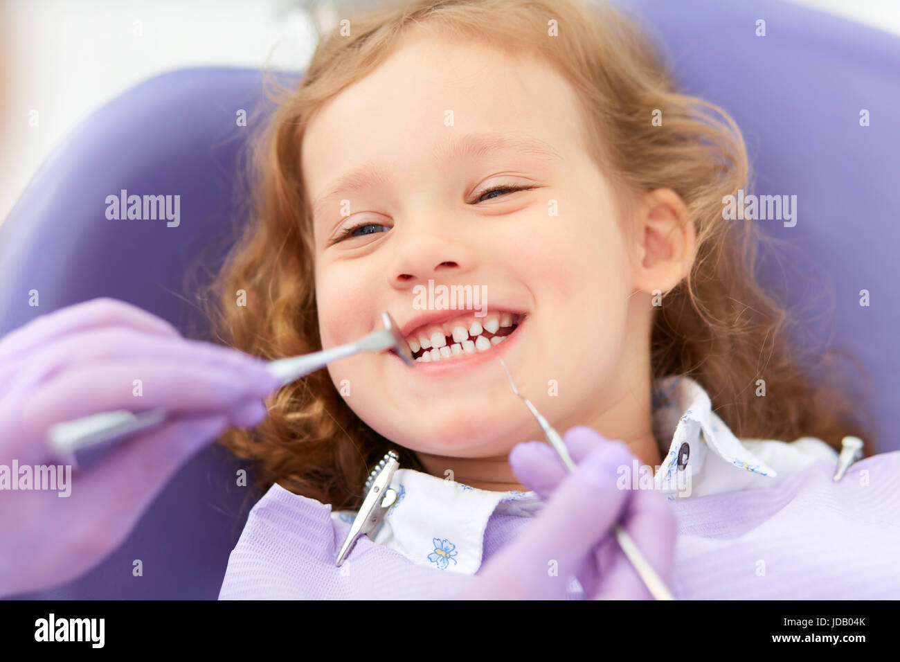Lächelndes Mädchen beim Zahnarzt Stockfoto