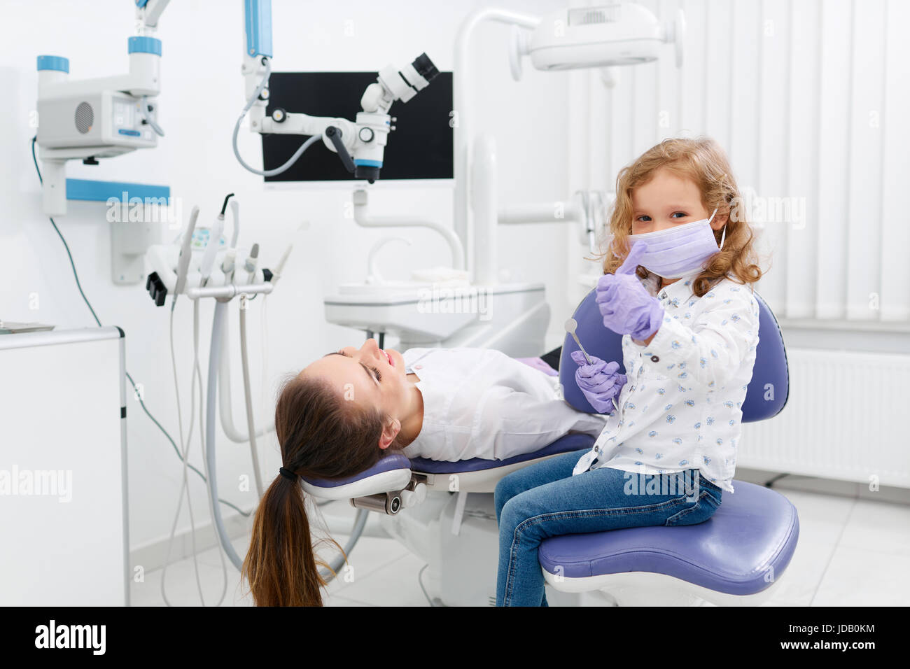 Wenig Zahnarzt Mädchen gestikulieren Daumen Stockfoto