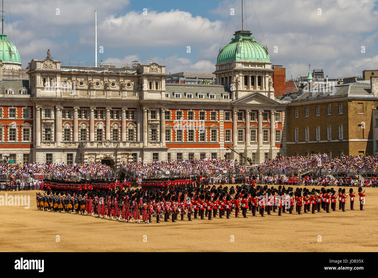 Soldaten und die massierten Bands stehen in Formation bei der Trooping the Color Ceremony auf der Horse Guards Parade, London, Großbritannien, 2017 Stockfoto