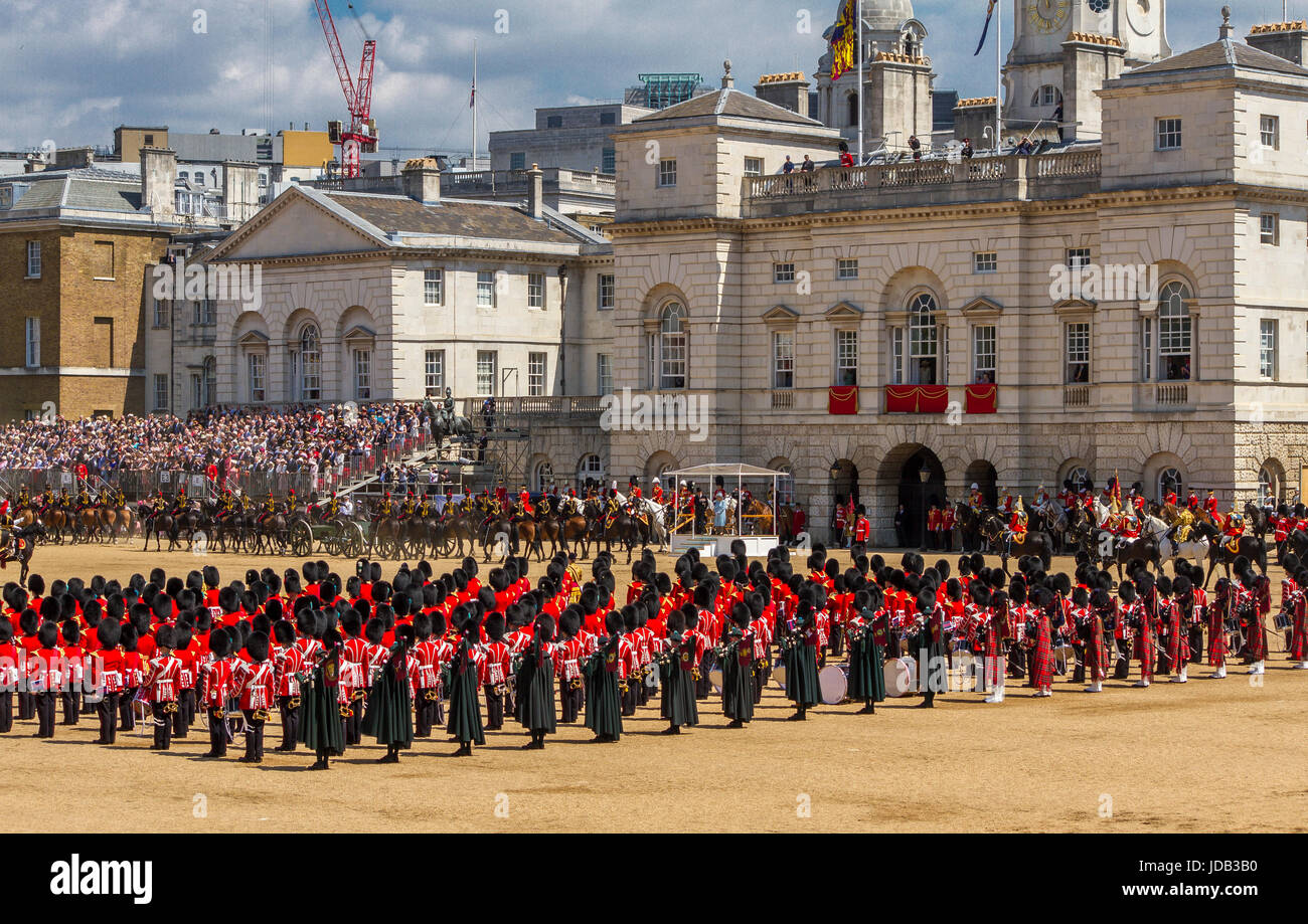 Die Parade der Pferdewächter wurde bei der „Trooping the Color Ceremony“ in London, Großbritannien, 2017, durchgeführt Stockfoto