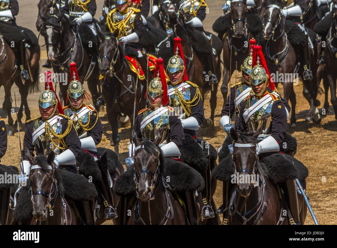 Soldiers of the Blues and Royals zu Pferd bei der Horse Guards Parade bei Trooping the Colour Ceremony in London, Großbritannien, 2017 Stockfoto