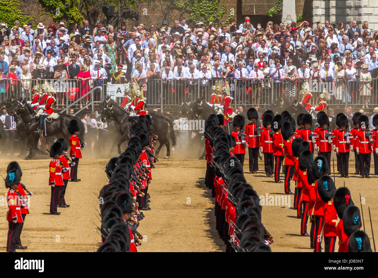 Soldaten der irischen Garde marschieren in Formation bei der Horse Guards Parade, bei Trooping the Color, London, Großbritannien, 2017 Stockfoto