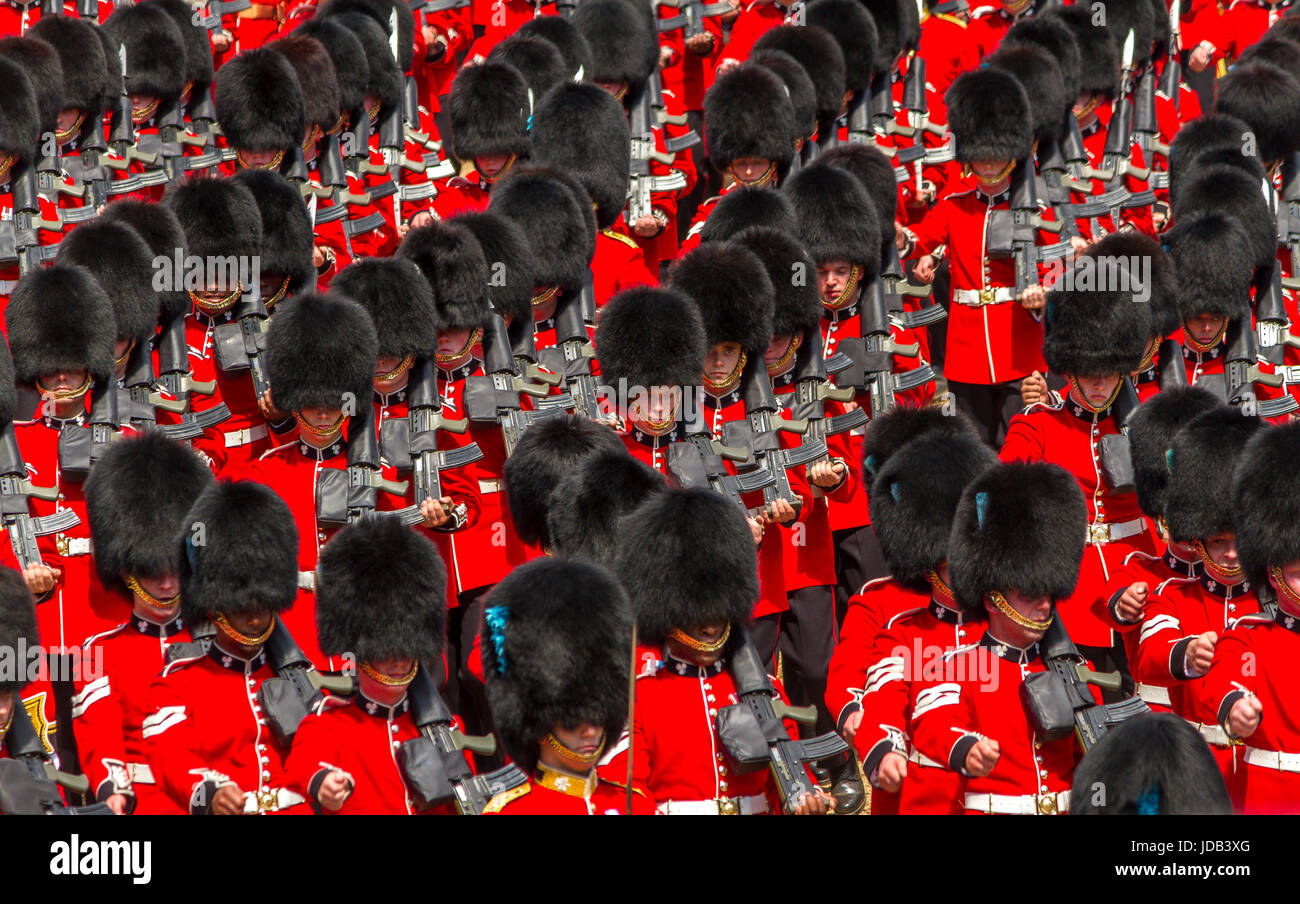 Die Irish Guards marschieren auf die Farbe/Queens Geburtstag Parade an der Horse Guards Parade, London, Juni 2017 Stockfoto