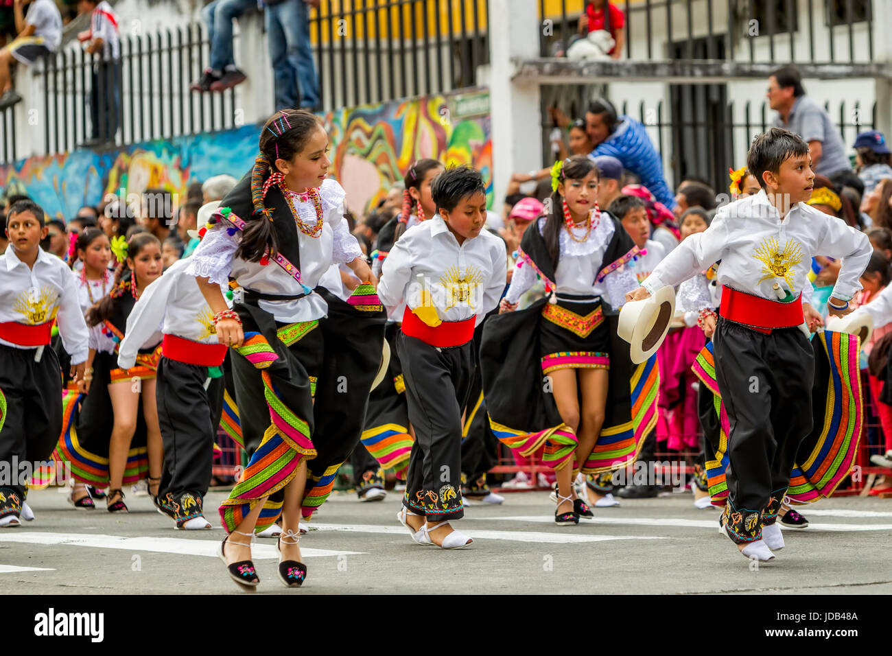 Banos De Agua Santa, Ecuador - 29. November 2014: Gruppe von nicht identifizierten ecuadorianische Kinder In bunten Trachten tanzen auf den Straßen von Banos Stockfoto