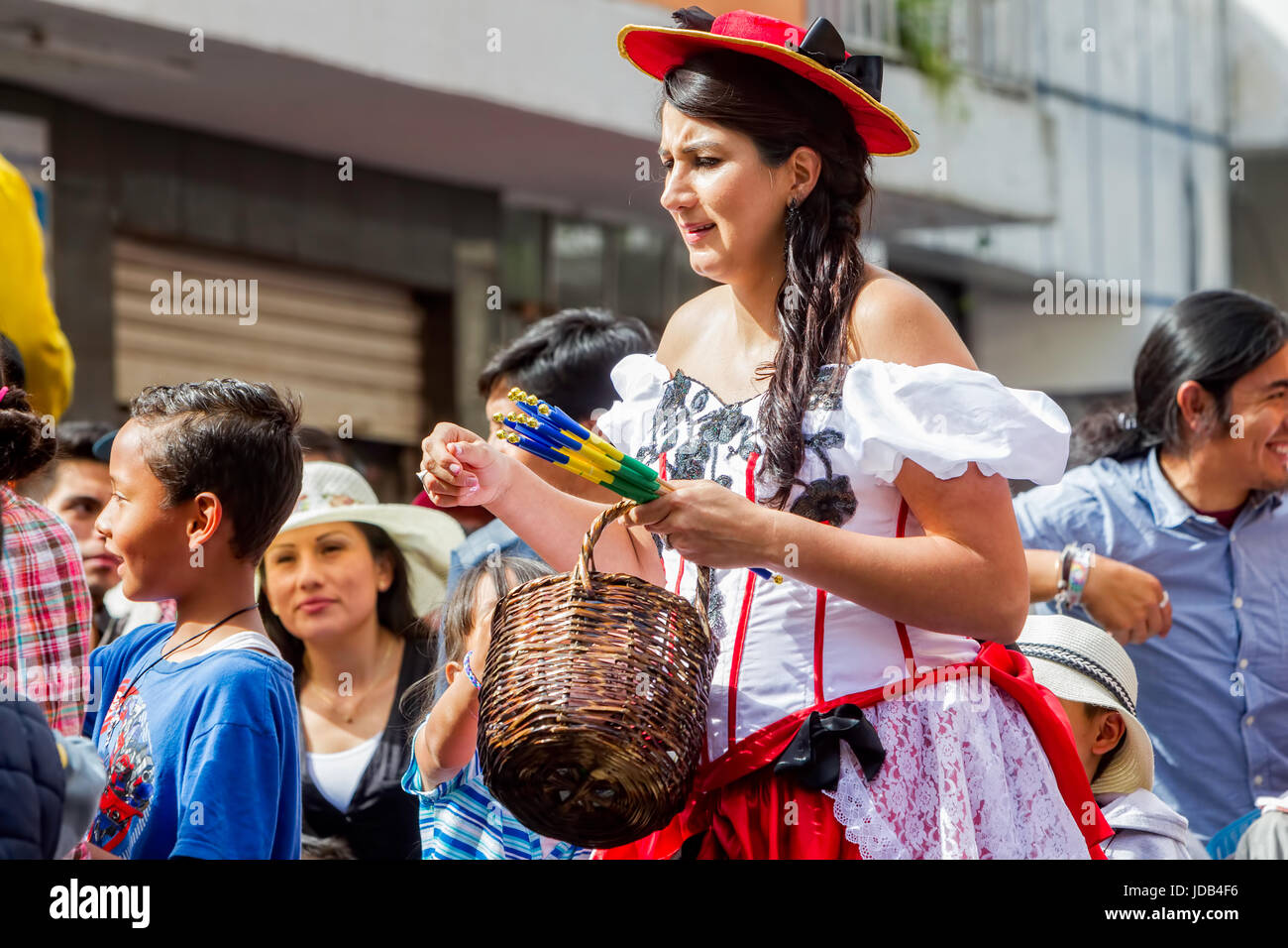 Banos De Agua Santa, Ecuador - 29. November 2014: Erwachsene schwangere Frau feiert Karneval auf den Straßen von Banos De Agua Santa, Südamerika, Chri Stockfoto