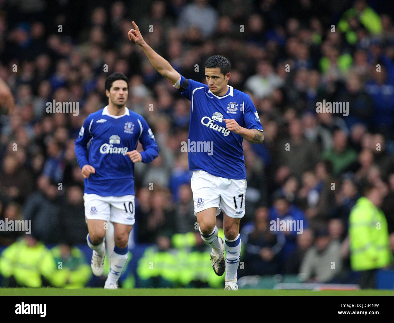 TIM CAHILL macht es 3-1 EVERTON V ASTON VILLA GOODISON PARK LIVERPOOL ENGLAND 15. Februar 2009 Stockfoto