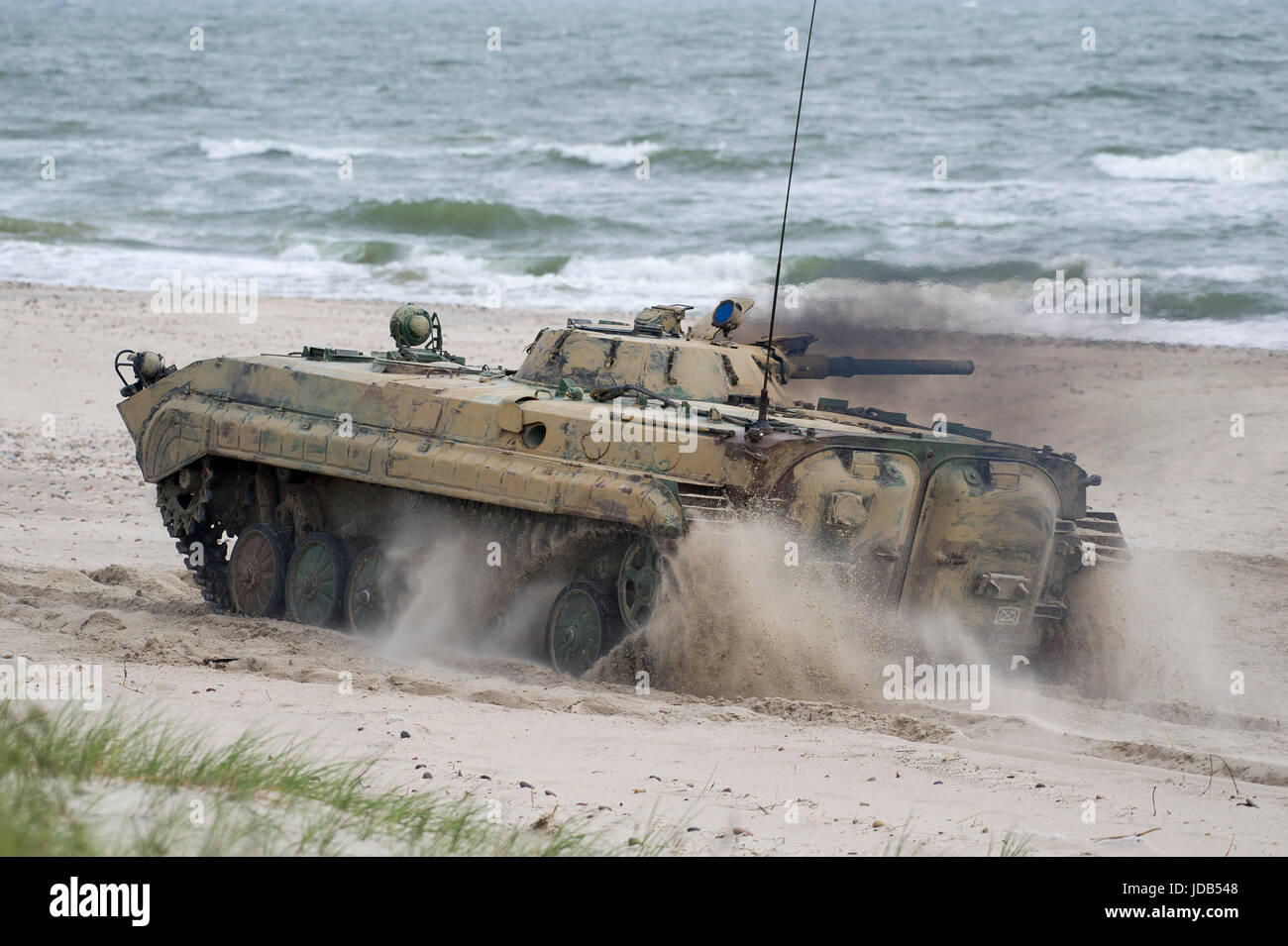 Polnische Schützenpanzer BMP-1 am Strand während der 45. Ausgabe des BALTIC OPERATIONS Übung BALTOPS 2017 in Ustka, Polen 14. Juni 2017 Stockfoto