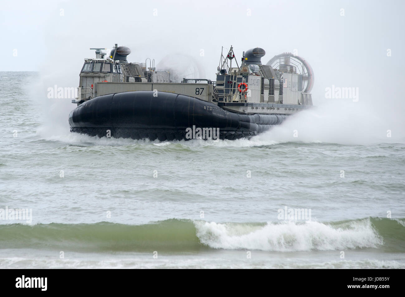 Eine amerikanische Landing Craft Air Cushion LCAC 87 während der 45. Ausgabe der Übung BALTOPS 2017 BALTIC OPERATIONS in Ustka, Polen, 14. Juni 2017 © Wojc Stockfoto