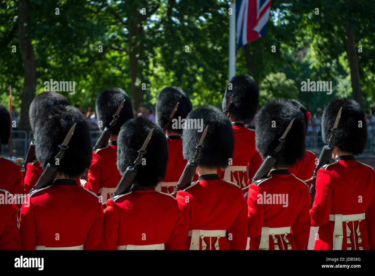 Königliche Garde in traditionellen Rotröcke und Bären Fell Busby Hüte März in Bildung auf der Mall in einem Trooping die Farbe Parade o Stockfoto