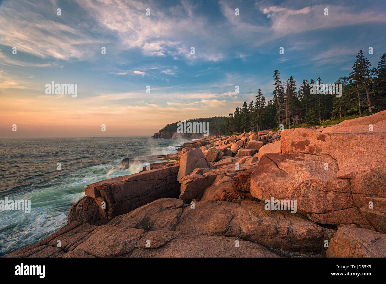 Fotografen sind die roten Farben übersät Granitfelsen entlang dem östlichen Rand von Acadia Nationalpark in Maine gezogen. Stockfoto