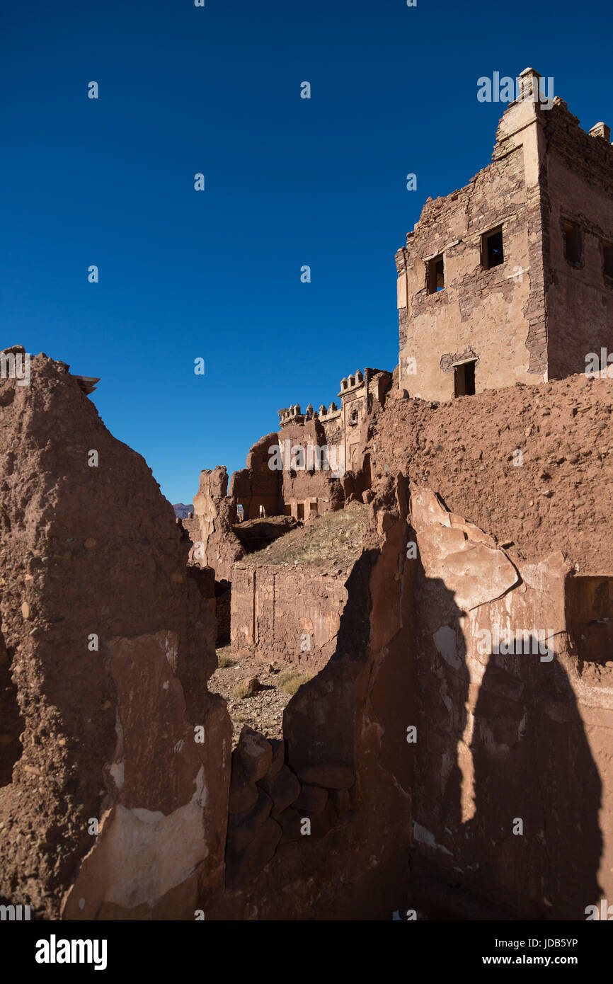 Die Wände von einer verlassenen Festung in Telouet langsam bröckeln und zerfallen wieder in die Wüste Stockfoto