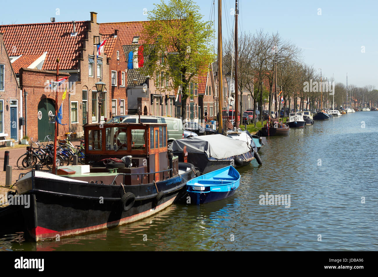 Traditionelle holländische Botter Angelboote/Fischerboote in den kleinen Hafen des historischen Fischerdorfes in Niederlande. Stockfoto