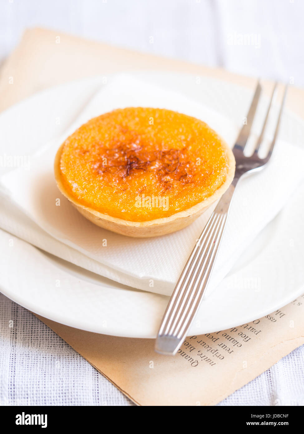 Portugiesische Küche: Pastel de muito, traditionelle orange Herb Gebäck. Stockfoto