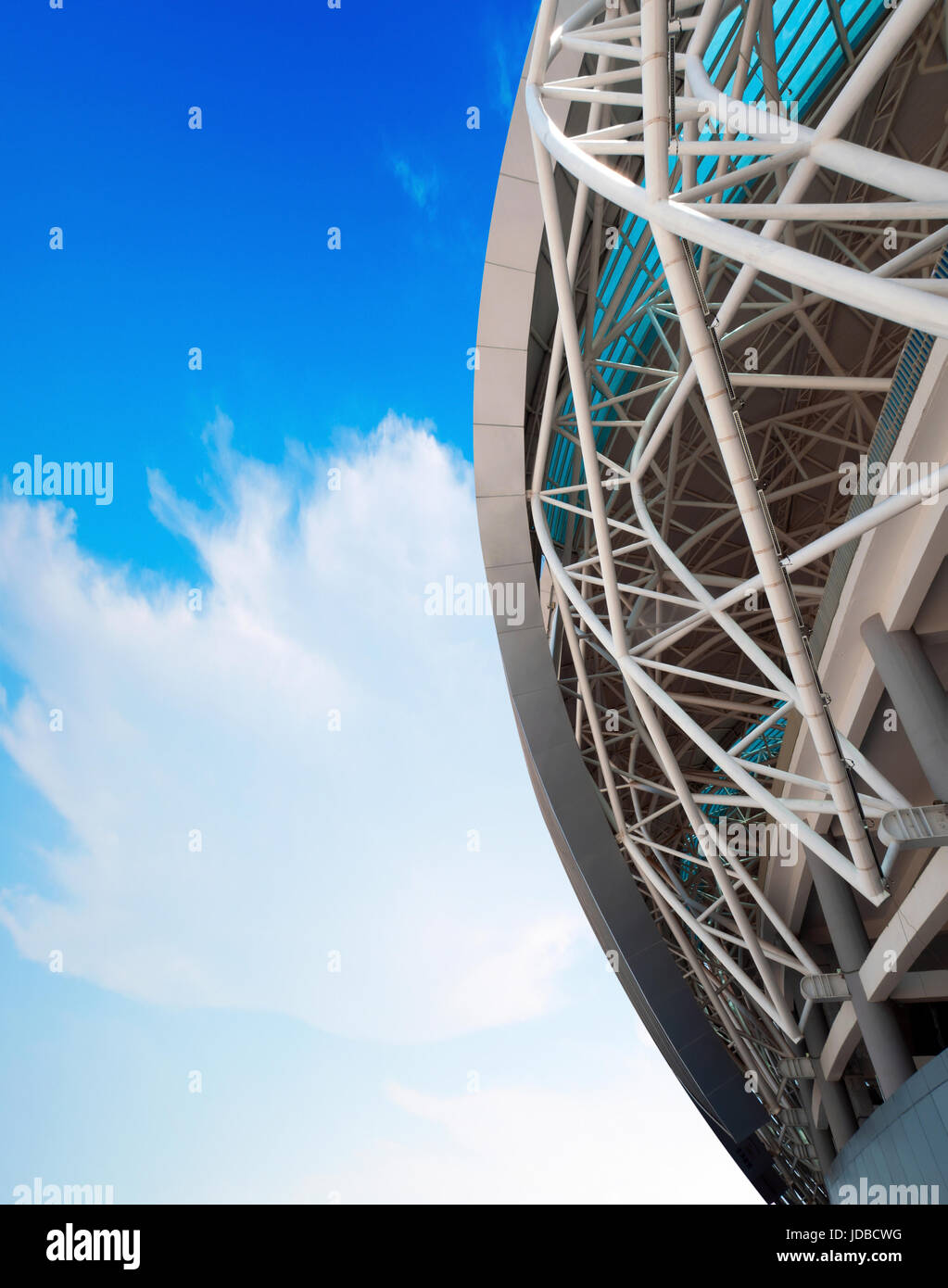 Blauer Himmel und weiße Wolken, die Stadion Stahl Struktur des lokalen. Stockfoto