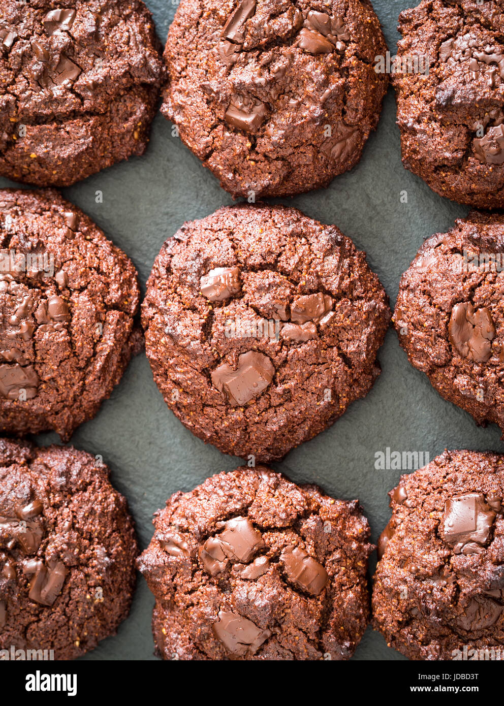 Korn frei (glutenfrei) double chocolate Cookies, Blick von oben. Stockfoto