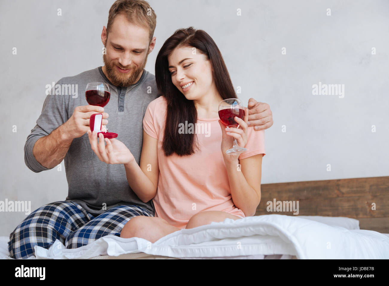 Braut und Bräutigam besprechen ihr engagement Stockfoto