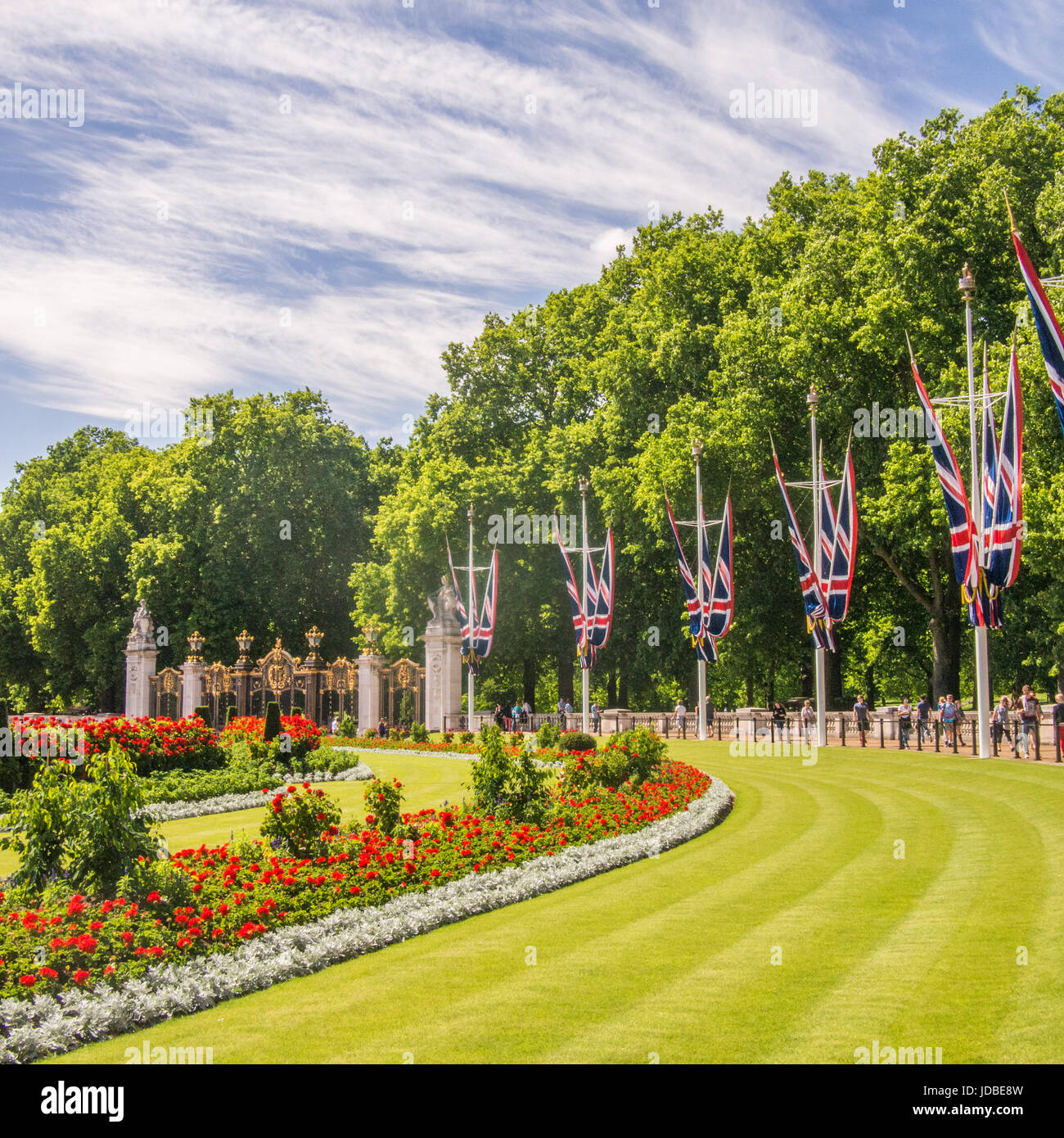 Gärten gegenüber Buckingham Palace, London, England. Auf der linken Seite ist das Eingangstor zum Green Park zu sehen. Stockfoto