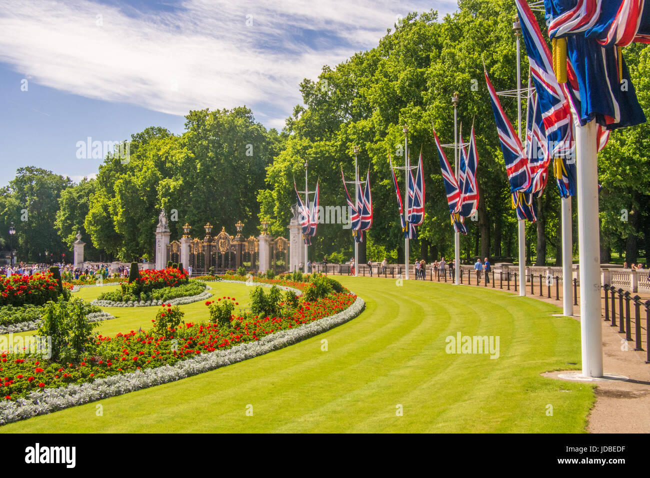 Gärten gegenüber Buckingham Palace, London, England. Auf der linken Seite ist das Eingangstor zum Green Park zu sehen. Stockfoto