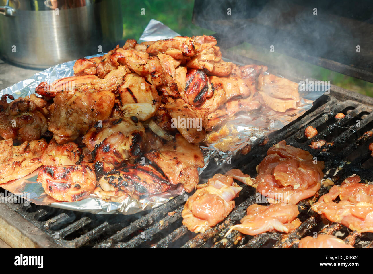 Grill oder gebratenes Huhn und Schwein Fleisch BQQ Stockfotografie - Alamy