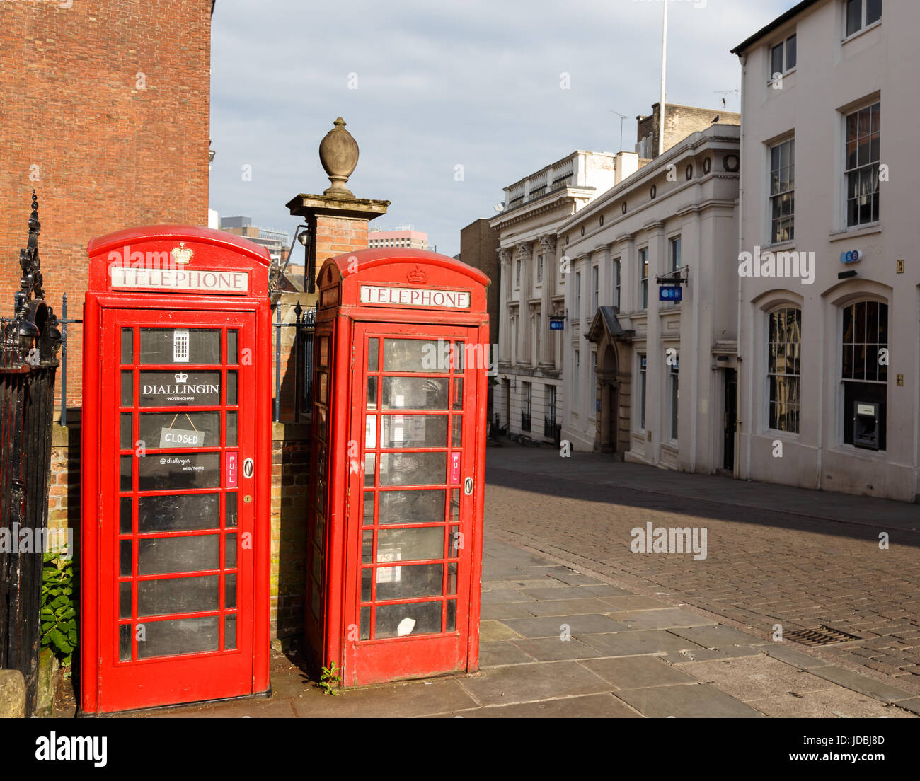 Nottingham, England - 17. Juni: "iallingin' Coffeeshop innerhalb der traditionellen britischen Roten bt Telefonzelle, auf niedrige Pflaster in nottingha in Nottingham. Stockfoto