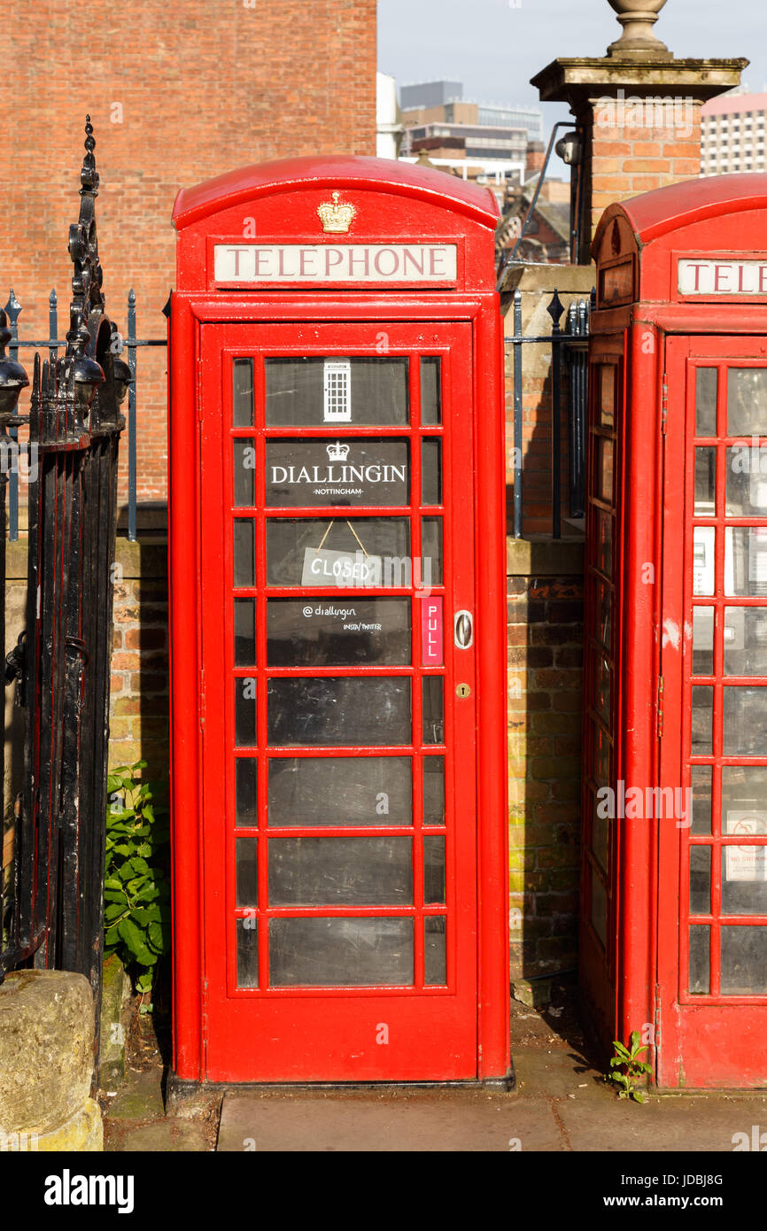 Nottingham, England - 17. Juni: "iallingin' Coffeeshop innerhalb der traditionellen britischen Roten bt Telefonzelle, auf niedrige Pflaster in nottingha in Nottingham. Stockfoto