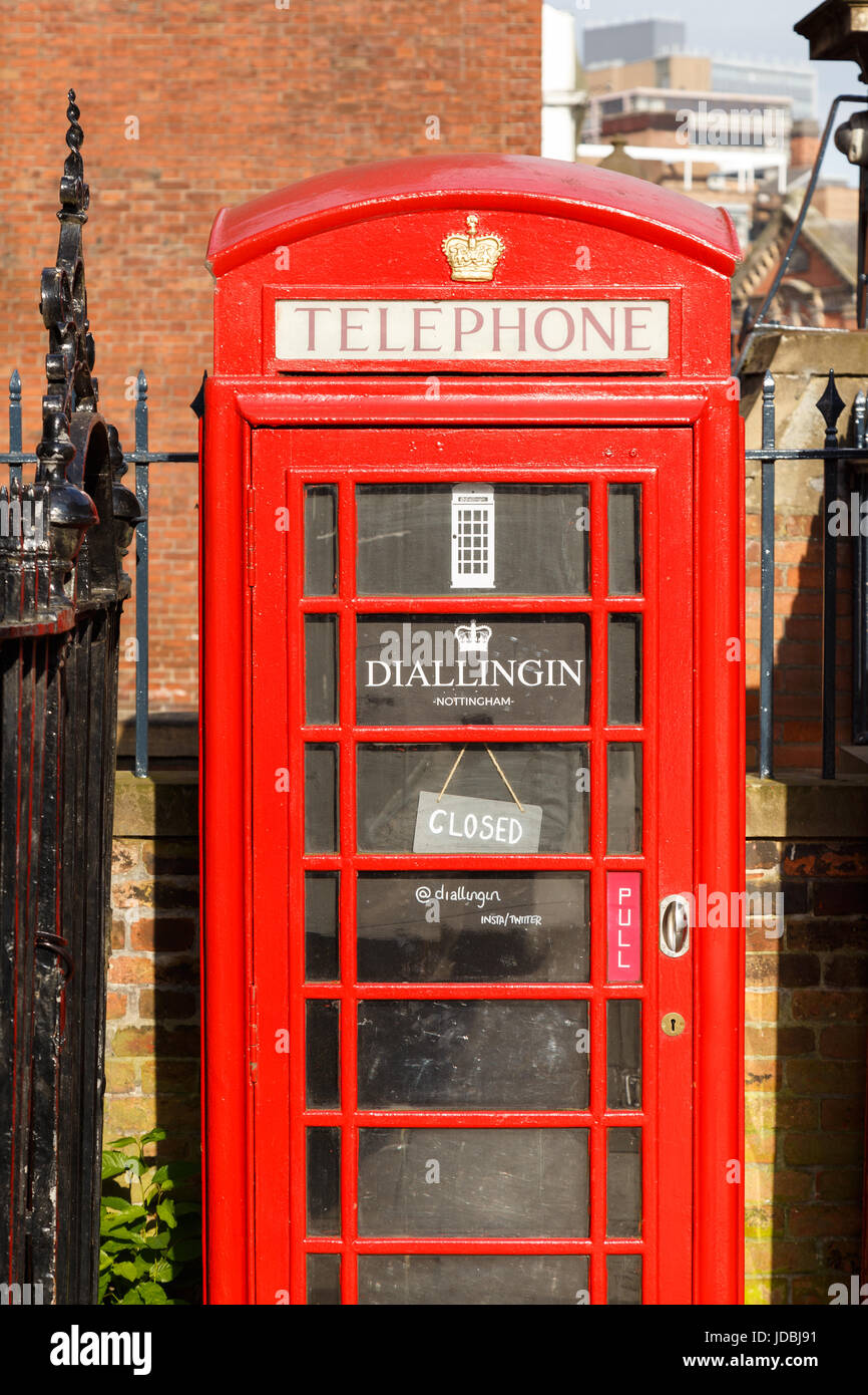 Nottingham, England - 17. Juni: "iallingin' Coffeeshop innerhalb der traditionellen britischen Roten bt Telefonzelle, auf niedrige Pflaster in nottingha in Nottingham. Stockfoto