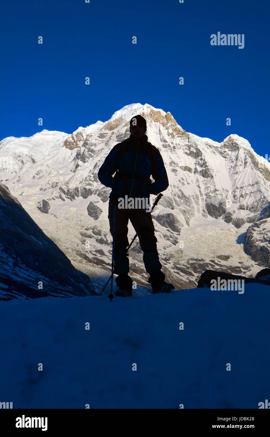 Silhouette von einem touristischen Wanderer auf Annapurna South Peak Mountain, Nepal. Stockfoto